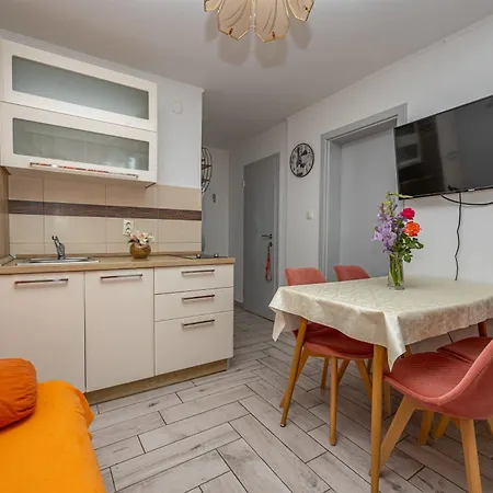Navy Apartments *