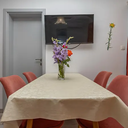 Navy Apartments *
