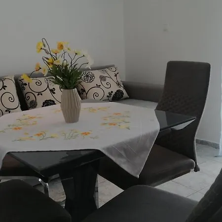 Navy Apartments *